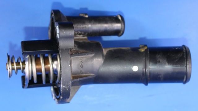 demontiertes Thermostat des Kühlsystems