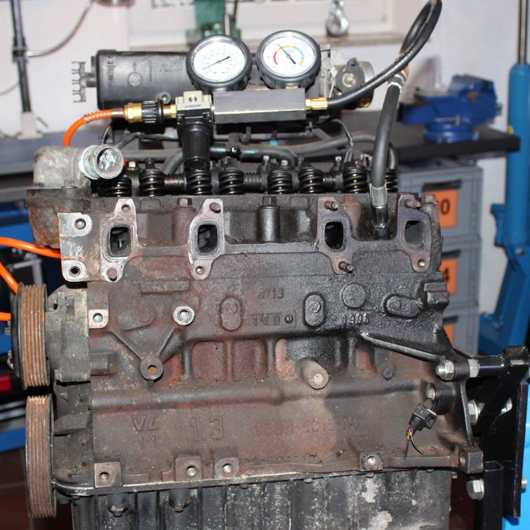 Druckverlusttester-Prüfaufbau-Motorschaden-Motorensachverständiger-Motorengutachter